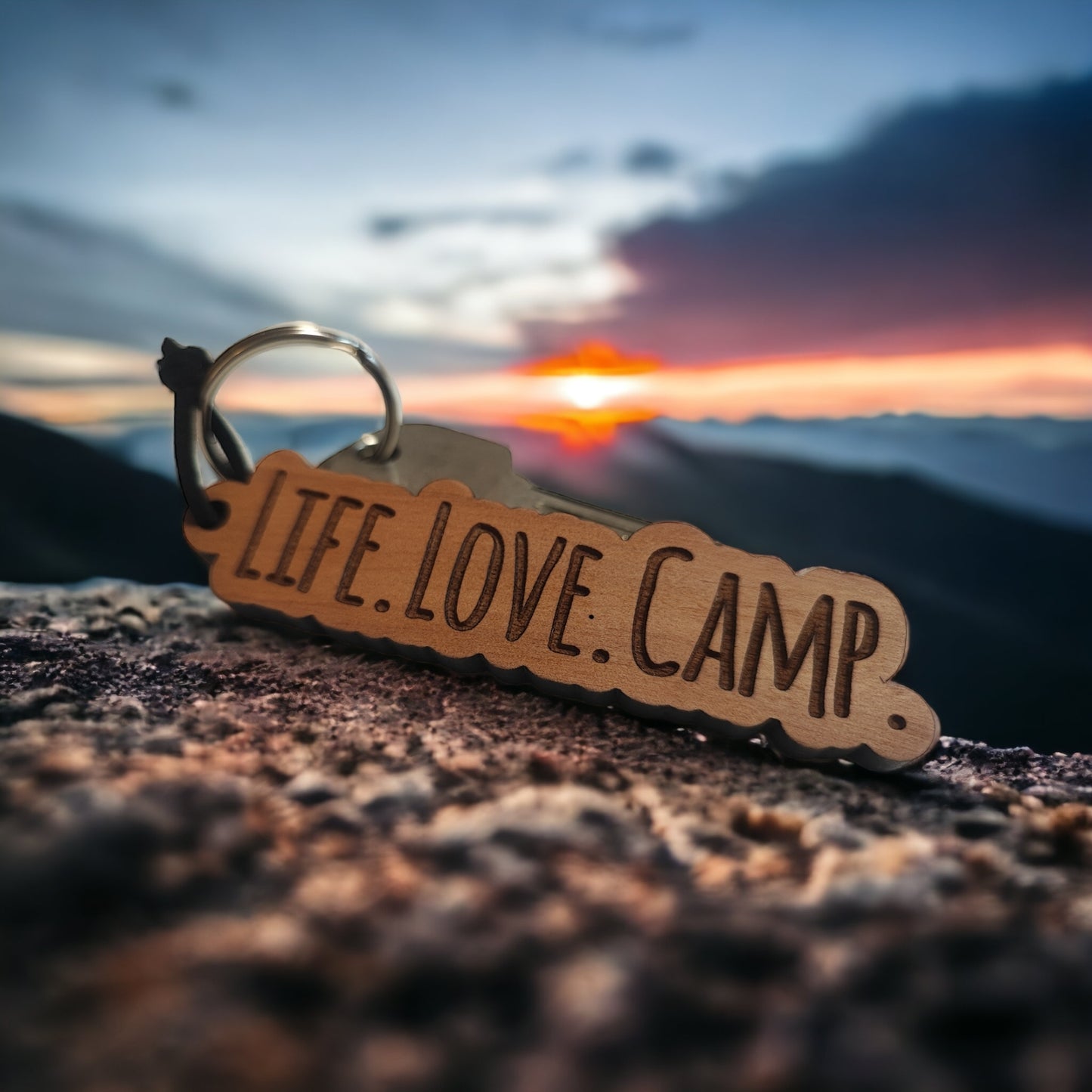 Schlüsselanhänger aus Wallnussholz "LIFE. LOVE. CAMP."